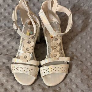 Elegant iridescent Cream Sandals with Floral Accents